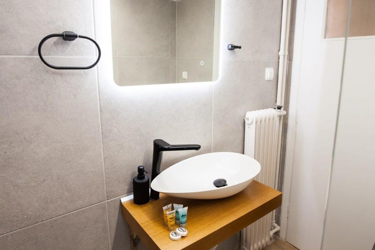 Contemporary Stylish Apartment Located Near Metaxourgeio Area Athen Eksteriør billede